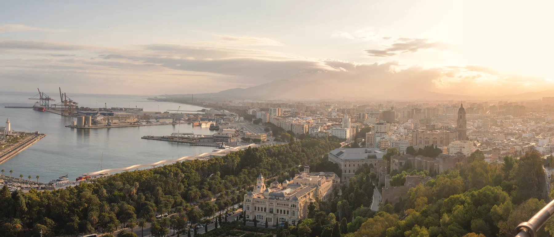 Málaga al atardecer, vista del puerto y la catedral